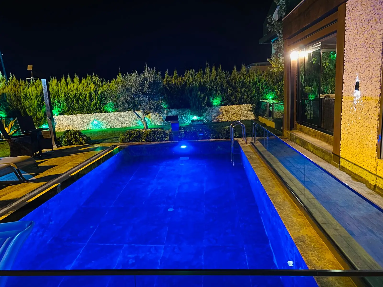 Swimming pool